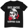 Das Bild zeigt ein schwarzes T-Shirt mit einem Vampir Design und dem Text 