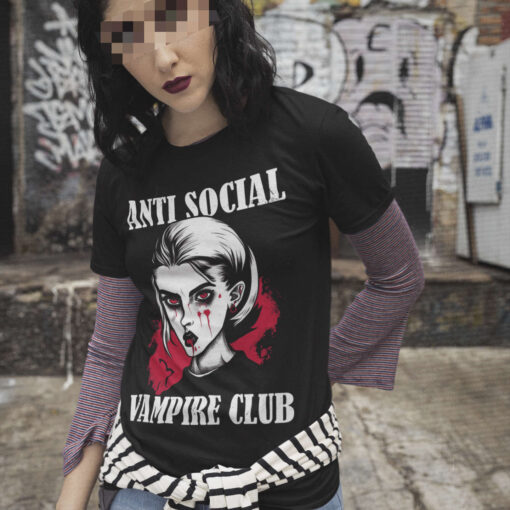 Das Bild zeigt eine Frau die das schwarze T-Shirt mit dem Anti Social Vampire Club Design trägt. Es wird verwendet, um einen Eindruck zu vermitteln, wie das Produkt an einem Menschen aussieht.
