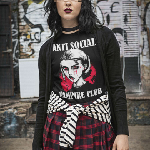 Das Bild zeigt eine Frau die das schwarze T-Shirt mit dem Anti Social Vampire Club Design trägt. Es wird verwendet, um einen Eindruck zu vermitteln, wie das Produkt an einem Menschen aussieht.