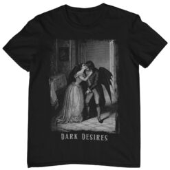 Das Bild zeigt ein schwarzes T-Shirt mit einem Gothic Vintage Bild. Dargestellt ist eine Frau die einen Vampir küsst mit dem Text 'Dark Desires'. Es wird verwendet, um einen Eindruck zu vermitteln, wie das reale Produkt letztendlich aussehen wird.
