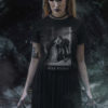 Das Bild zeigt eine mystische Frau die das schwarze T-Shirt mit dem Vampir Kuss Design trägt. Es wird verwendet, um einen Eindruck zu vermitteln, wie das Produkt an einem Menschen aussieht.
