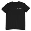 Das Bild zeigt ein schwarzes T-Shirt mit einem gestickten Eat The Rich Spruch als Pocket Design. Das Bild wird verwendet, um einen Eindruck zu vermitteln, wie das reale Produkt letztendlich aussehen wird.