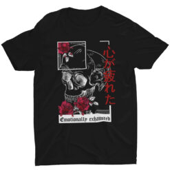 Das Bild zeigt ein schwarzes Oversize T-Shirt mit einem japanischem Kanji Totenkopf Design und dem Text "Emotionally Exhausted".