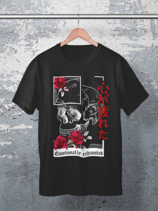 Das Bild zeigt ein schwarzes relaxed Fit T-Shirt mit Emotionally Exhausted Kanji Skull Design. Das T-Shirt ist auf einem Kleiderhaken aufgehängt. Es wird verwendet, um einen Eindruck zu vermitteln, wie das reale Produkt letztendlich aussehen wird.