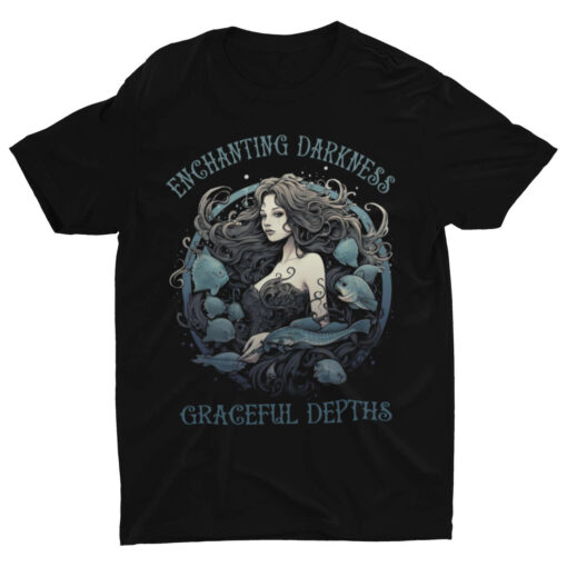 Das Bild zeigt ein schwarzes Relaxed Fit T-Shirt mit Gothic Meerjungfrau Design und dem Text "Enchanting Darkness Graceful Depth". Es wird verwendet, um einen Eindruck zu vermitteln, wie das reale Produkt letztendlich aussehen wird.