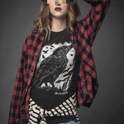 Das Bild zeigt eine Frau die das schwarze Gothic Rabe T-Shirt trägt. Es wird verwendet, um einen Eindruck zu vermitteln, wie das Produkt an einem Menschen aussieht.