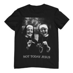 Das Bild zeigt ein schwarzes T-Shirt mit einem Grafik Design von zwei lachenden Nonnen, die Spaß haben und einen Rauchen wollen. Das Motiv erweckt einen lustigen Eindruck. Das Bild wird verwendet, um einen Eindruck zu vermitteln, wie das reale Produkt letztendlich aussehen wird.