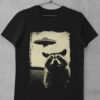 Das Bild zeigt ein schwarzes T-Shirt mit Raccoon und Alien UFO im Hintergrund. Das T-Shirt ist auf einem Kleiderhaken aufgehängt. Es wird verwendet, um einen Eindruck zu vermitteln, wie das reale Produkt letztendlich aussehen wird.