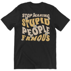 Das Bild zeigt ein schwarzes Relaxed Fit T-Shirt mit dem Text "Stop Making Stupid People Famous". Es wird verwendet, um einen Eindruck zu vermitteln, wie das reale Produkt letztendlich aussehen wird.