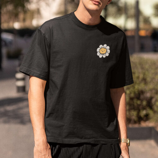 Das Bild zeigt einen Mann der ein schwarzes T-Shirt trägt. Es wird verwendet, um einen Eindruck zu vermitteln, wie das Design vom Produkt von vorne an einem Menschen aussieht.