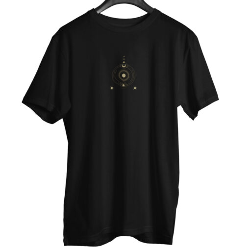 Das Bild zeigt ein schwarzes relaxed Fit T-Shirt. Das T-Shirt ist auf einem Kleiderhaken aufgehängt. Es wird verwendet, um einen Eindruck zu vermitteln, wie das reale Produkt von vorne aussehen wird.