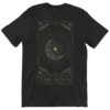 Das Bild zeigt ein schwarzes Relaxed Fit T-Shirt mit Tarot Card Mond Design und dem Text 