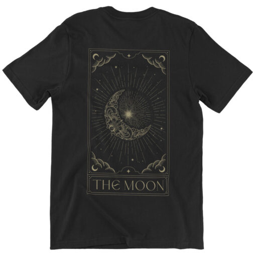 Das Bild zeigt ein schwarzes Relaxed Fit T-Shirt mit Tarot Card Mond Design und dem Text "The Moon". Es wird verwendet, um einen Eindruck zu vermitteln, wie das reale Produkt letztendlich aussehen wird.