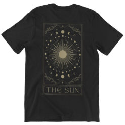 Das Bild zeigt ein schwarzes Relaxed Fit T-Shirt mit Tarot Card Sonnen Design und dem Text "The Sun". Es wird verwendet, um einen Eindruck zu vermitteln, wie das reale Produkt letztendlich aussehen wird.