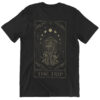 Das Bild zeigt ein schwarzes Relaxed Fit T-Shirt mit Tarot Card Pilz Design und dem Text 