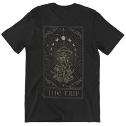 Das Bild zeigt ein schwarzes Relaxed Fit T-Shirt mit Tarot Card Pilz Design und dem Text "The Trip". Es wird verwendet, um einen Eindruck zu vermitteln, wie das reale Produkt letztendlich aussehen wird.