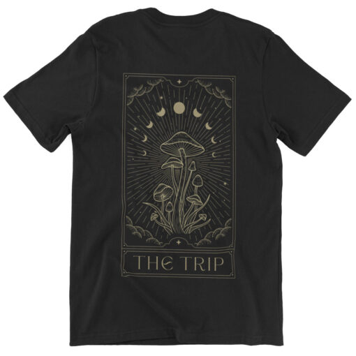 Das Bild zeigt ein schwarzes Relaxed Fit T-Shirt mit Tarot Card Pilz Design und dem Text "The Trip". Es wird verwendet, um einen Eindruck zu vermitteln, wie das reale Produkt letztendlich aussehen wird.