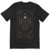 Das Bild zeigt ein schwarzes Relaxed Fit T-Shirt mit Tarot Card Pilz Design und dem Text 