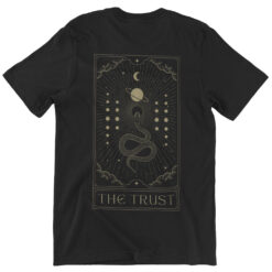 Das Bild zeigt ein schwarzes Relaxed Fit T-Shirt mit Tarot Card Pilz Design und dem Text "The Trust". Es wird verwendet, um einen Eindruck zu vermitteln, wie das reale Produkt letztendlich aussehen wird.