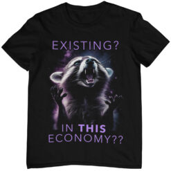 Das Bild zeigt ein schwarzes T-Shirt mit Waschbär Design und dem Text "Existing? In this economy??". Es erweckt einen sarkastischen und lustigen Eindruck. Es wird verwendet, um einen Eindruck zu vermitteln, wie das reale Produkt letztendlich aussehen wird.