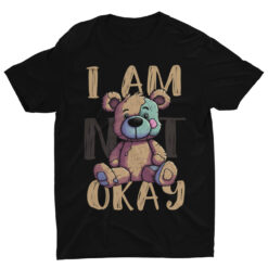 Das Bild zeigt ein schwarzes Relaxed Fit T-Shirt zum Thema Mental Health Awareness mit I Am (Not) Okay Teddybär Design. Es wird verwendet, um einen Eindruck zu vermitteln, wie das reale Produkt letztendlich aussehen wird.
