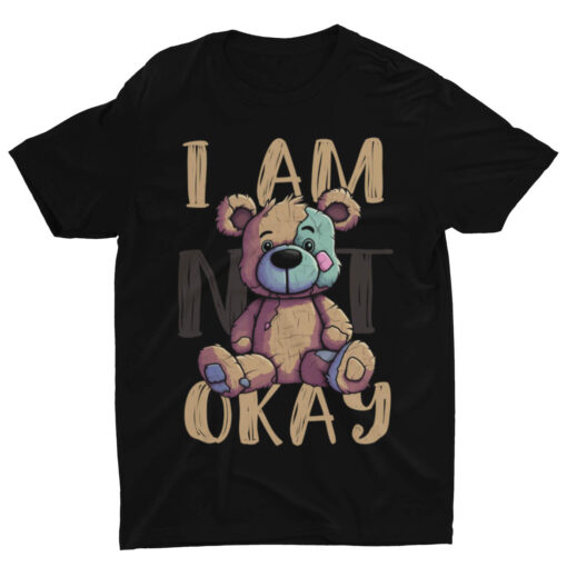 Das Bild zeigt ein schwarzes Relaxed Fit T-Shirt zum Thema Mental Health Awareness mit I Am (Not) Okay Teddybär Design. Es wird verwendet, um einen Eindruck zu vermitteln, wie das reale Produkt letztendlich aussehen wird.