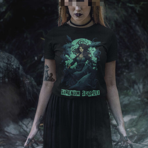 Das Bild zeigt eine Frau die ein schwarzes T-Shirt mit dem Mermaid "Sirenum Scopuli" Design trägt. Es wird verwendet, um einen Eindruck zu vermitteln, wie das Produkt an einem Menschen aussieht.