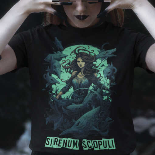 Das Bild zeigt eine Nahaufnahme einer Frau die ein schwarzes T-Shirt mit dem Mermaid "Sirenum Scopuli" Design trägt. Es wird verwendet, um einen Eindruck zu vermitteln, wie das Produkt an einem Menschen aussieht.