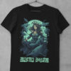 Das Bild zeigt ein schwarzes T-Shirt mit Meerjungfrau Gothic Design. Das T-Shirt ist auf einem Kleiderhaken aufgehängt. Es wird verwendet, um einen Eindruck zu vermitteln, wie das reale Produkt letztendlich aussehen wird.