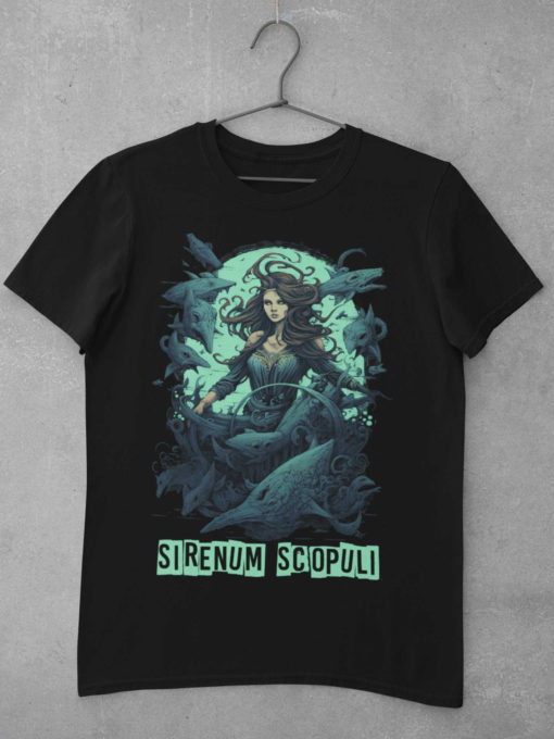 Das Bild zeigt ein schwarzes T-Shirt mit Meerjungfrau Gothic Design. Das T-Shirt ist auf einem Kleiderhaken aufgehängt. Es wird verwendet, um einen Eindruck zu vermitteln, wie das reale Produkt letztendlich aussehen wird.