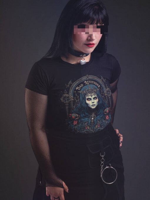 Goth Girl trägt schwarzes T-Shirt.