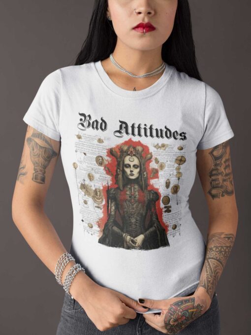 Goth Girl trägt weißes T-Shirt mit Mediaval Woman Design.