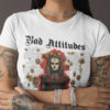 Nahaufnahme von Goth Girl mit Bad Attitudes T-Shirt in weiß.