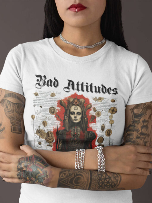 Nahaufnahme von Goth Girl mit Bad Attitudes T-Shirt in weiß.
