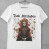 Weißes Bad Attitudes Gothic T-Shirt auf einem Kleiderhaken aufgehängt.