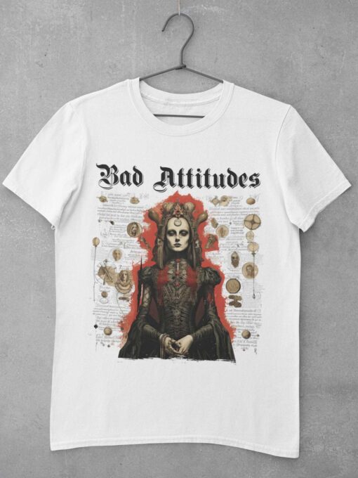 Weißes Bad Attitudes Gothic T-Shirt auf einem Kleiderhaken aufgehängt.