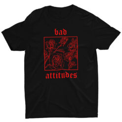 Schwarzes Unisex Relaxed Fit T-Shirt mit Bad Attitudes Rose Design. Wird verwendet, um einen Eindruck zu vermitteln, wie das reale Produkt letztendlich aussehen wird.