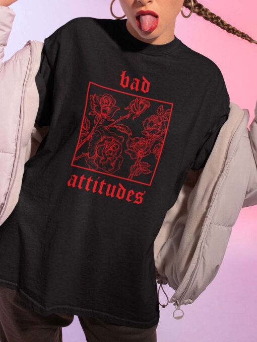 Nahaufnahme von Unisex Relaxed Fit T-Shirt mit Bad Attitudes Rosen Design.
