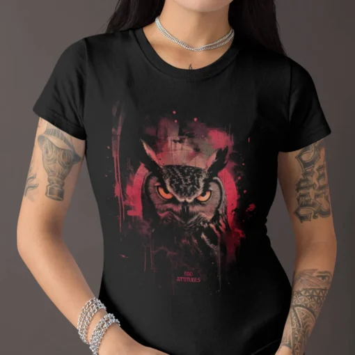 Goth Girl trägt Alternative Streetwear Shirt mit Fantasy Eulen Design