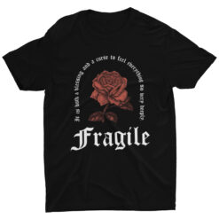 Schwarzes Unisex Relaxed Fit T-Shirt mit Fragile Gothic Rose Design. Wird verwendet, um einen Eindruck zu vermitteln, wie das reale Produkt letztendlich aussehen wird.