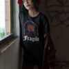 Emo E-Girl trägt schwarzes Unisex Relaxed Fit T-Shirt mit Fragile Gothic Rose Design.