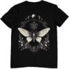 Schwarzes T-Shirt mit Gothic Design einer Motte.