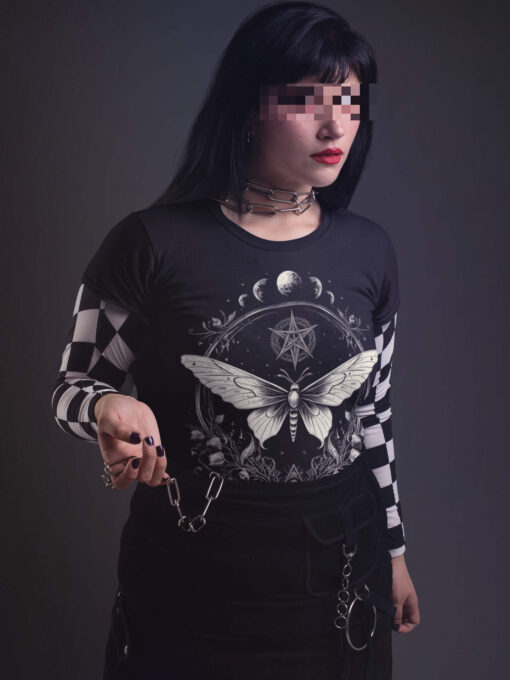 Gothic Motten T-Shirt getragen von Goth Girl.