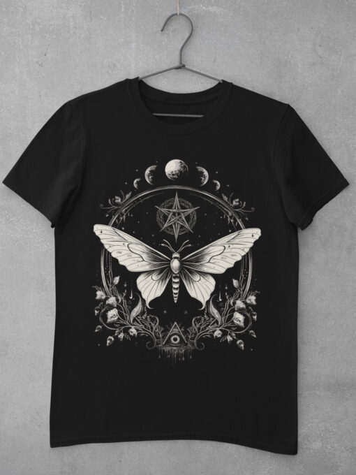 Goth Moth T-Shirt in schwarz auf Kleiderbügel aufgehängt.