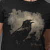 Bild Nahaufnahme vom schwarzen Unisex T-Shirt mit Goth Raben Design.