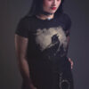 Gothic Krähen Design T-Shirt getragen von Goth Girl.