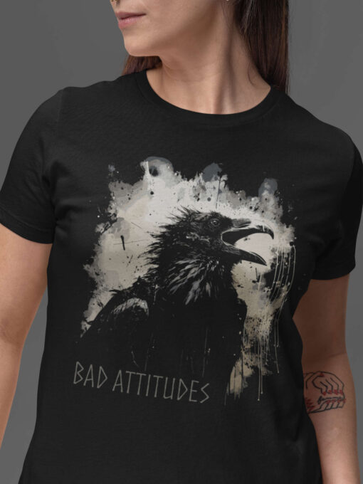 Bild zeigt Nahaufnahme vom schwarzen Unisex T-Shirt mit Goth Raben Design.