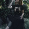 Gothic Krähen Design T-Shirt getragen von mystischer Goth Girl.
