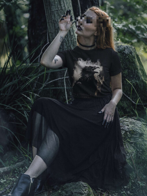 Gothic Krähen Design T-Shirt getragen von mystischer Goth Girl.
