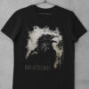 Bad Attitudes Gothic Raven Unisex T-Shirt in schwarz auf Kleiderbügel aufgehängt.